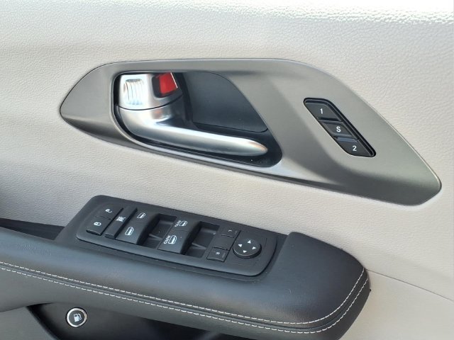 Used 2024  Chrysler Hybrid Select image 15