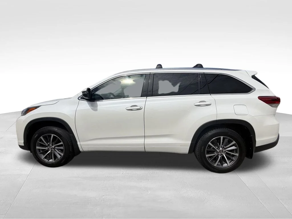 Used 2018 White Toyota XLE image 2