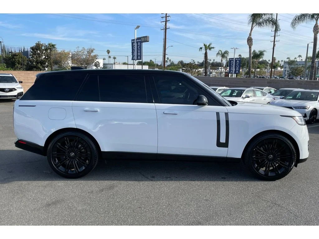 Used 2023 Fuji White Land Rover SE image 6