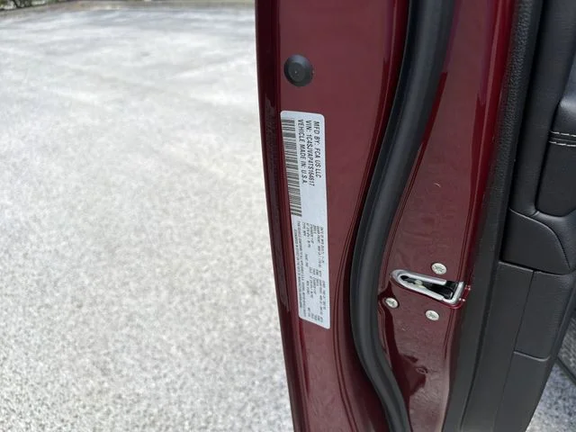 New 2026 Velvet Red Pearl-Coat Exterior Paint Jeep  image 35