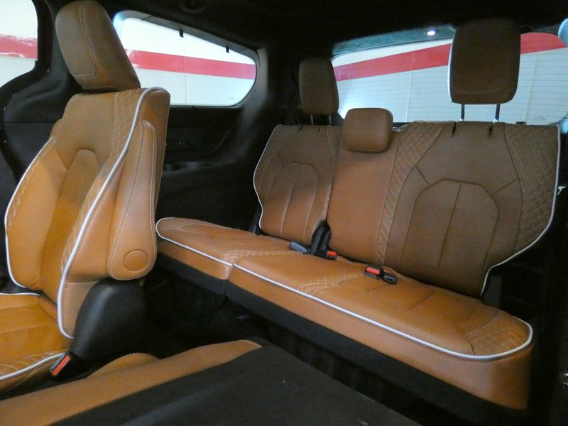 Used 2024 RED Chrysler Pinnacle FWD image 32