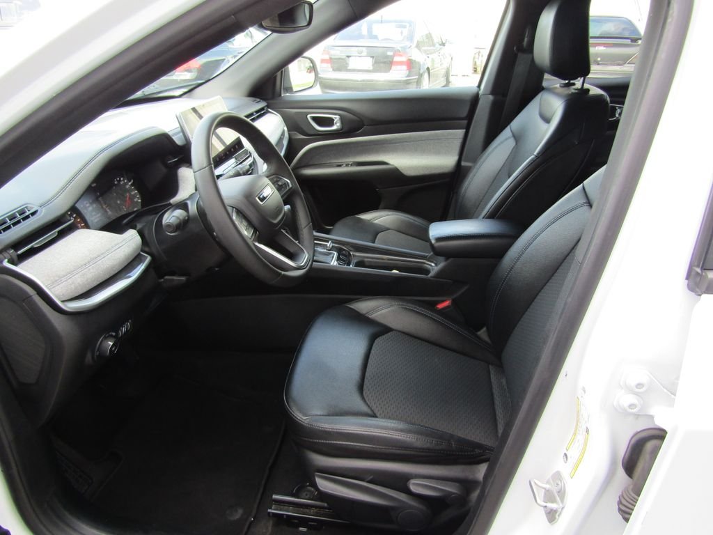 Used 2024 White Jeep Latitude image 12