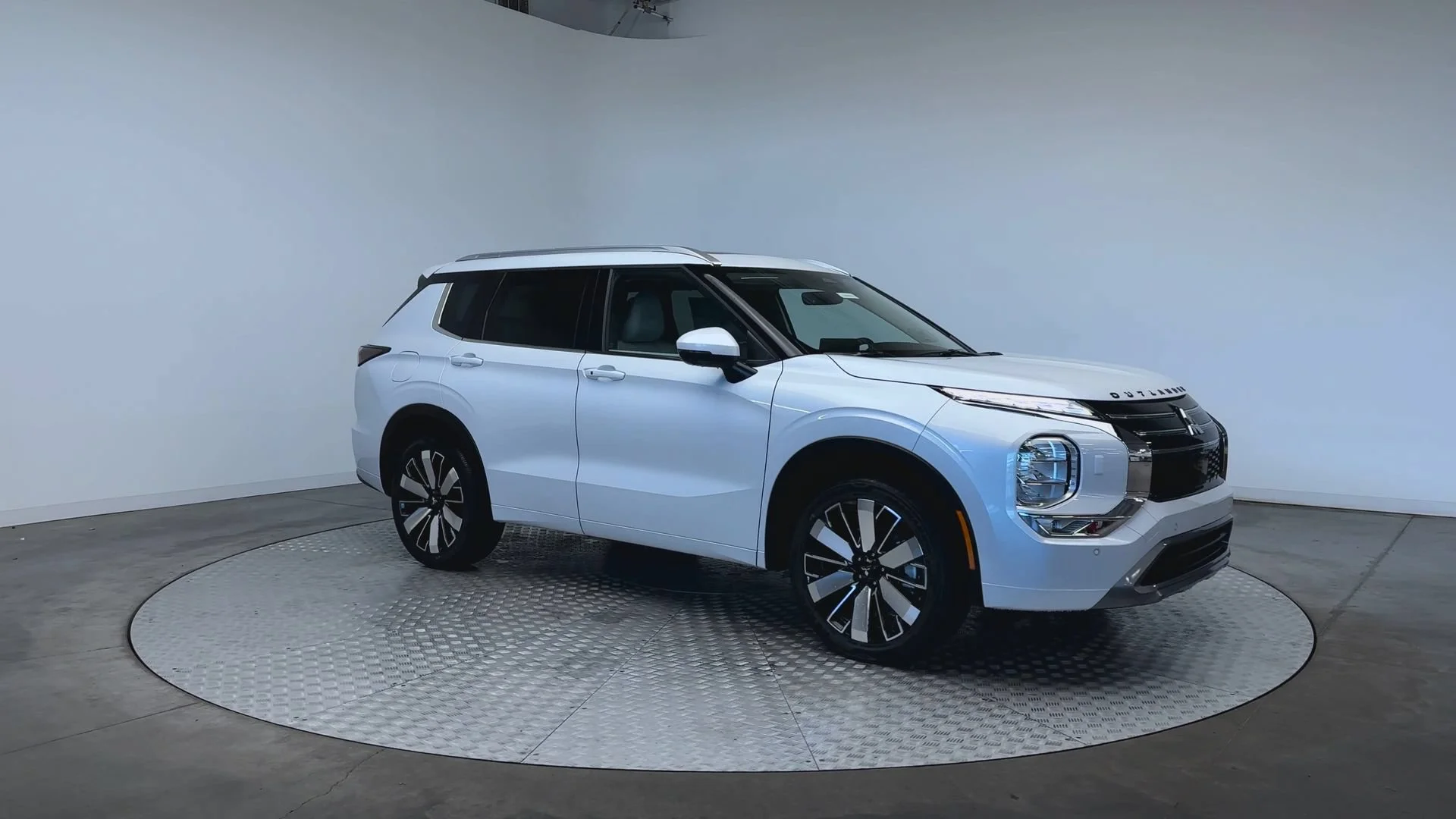 New 2026 White Diamond Mitsubishi SEL image 2