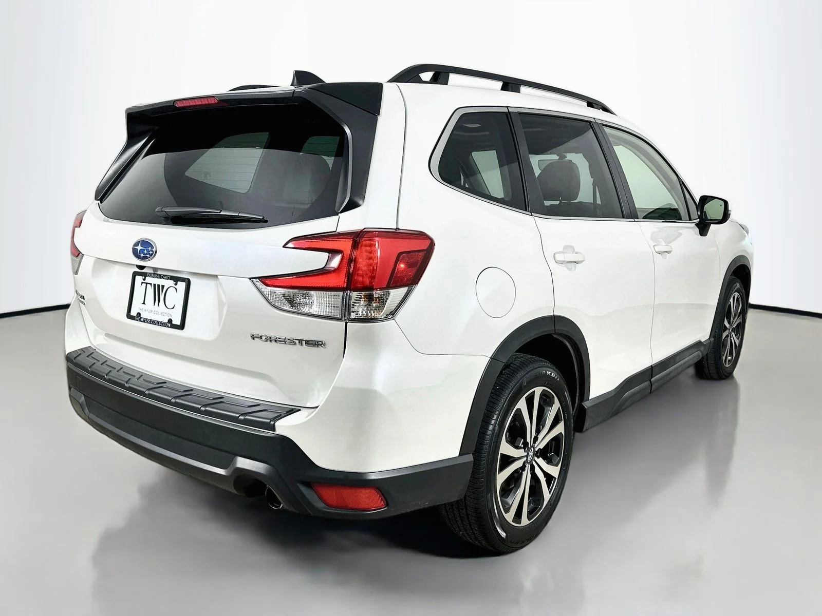 Used 2024 White Subaru  image 5