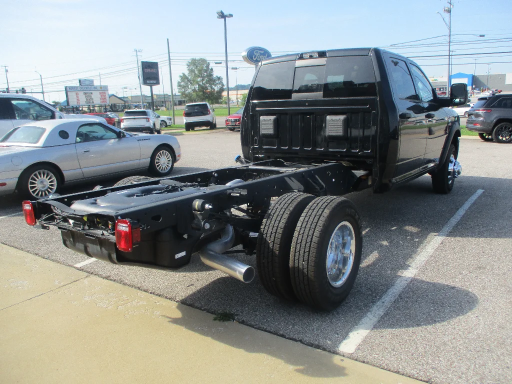 New 2026 Diamond Black Crystal Pearl-Coat Exterior Paint RAM Tradesman image 20