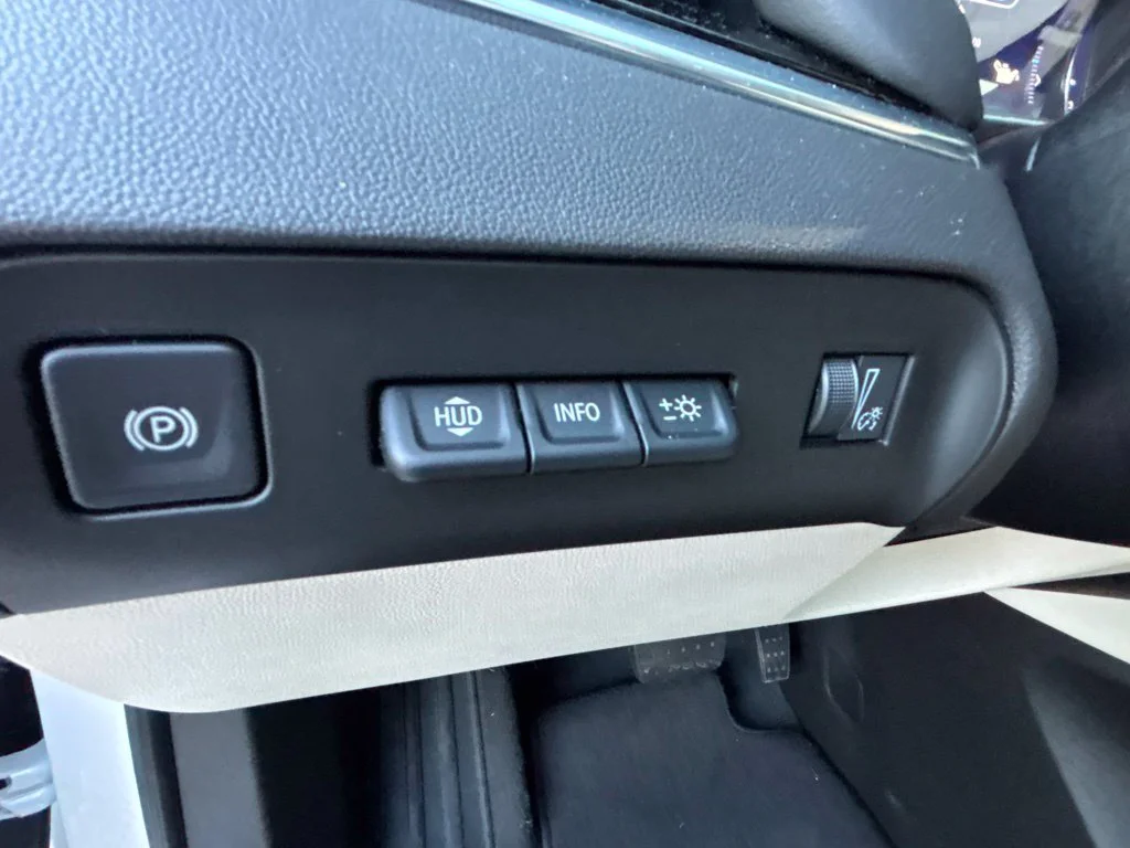 Used 2023 White Buick Avenir image 18