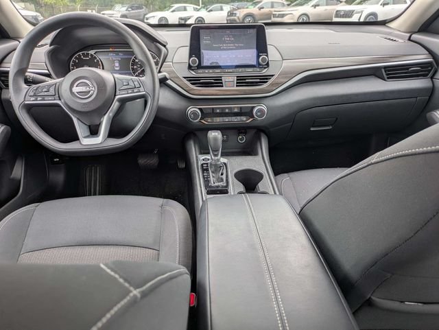 Used 2025 White Nissan 2.5 SV image 12