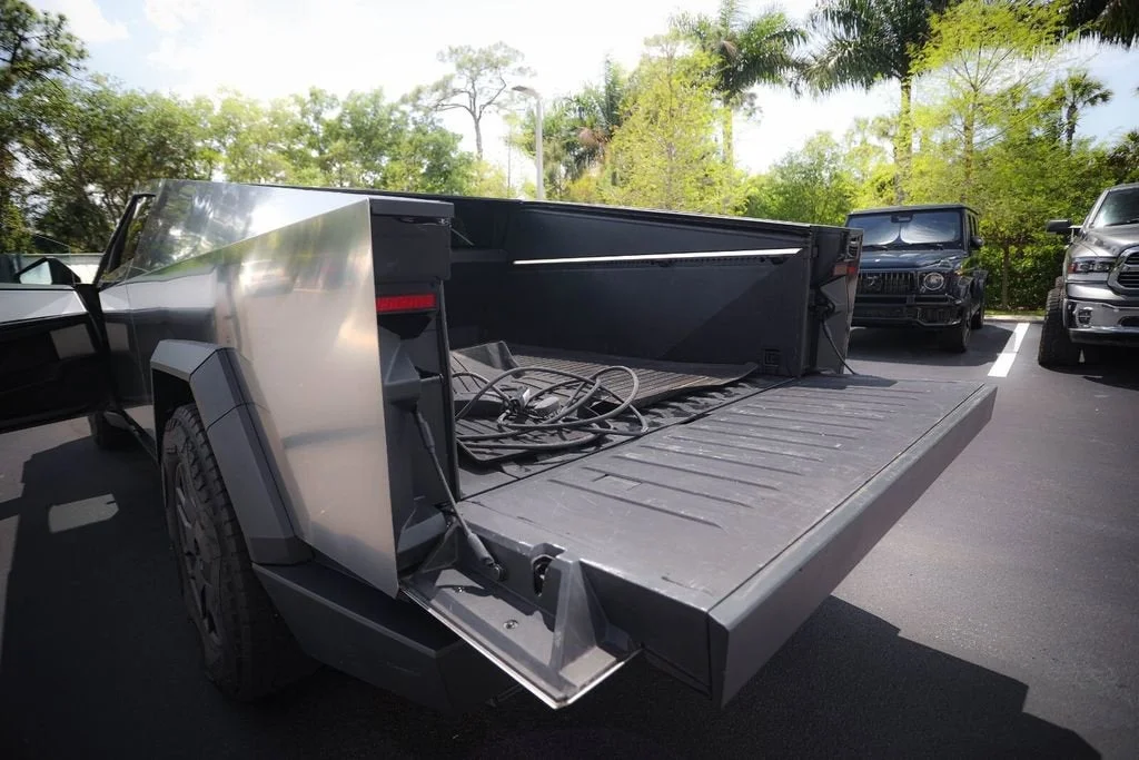 2024 Tesla Cybertruck Base - Photo 17