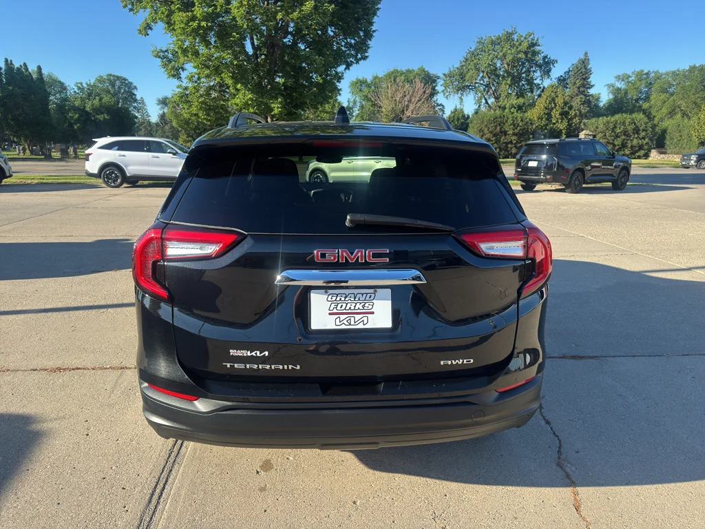 Used 2022 Ebony Twilight Metallic GMC SLE image 6