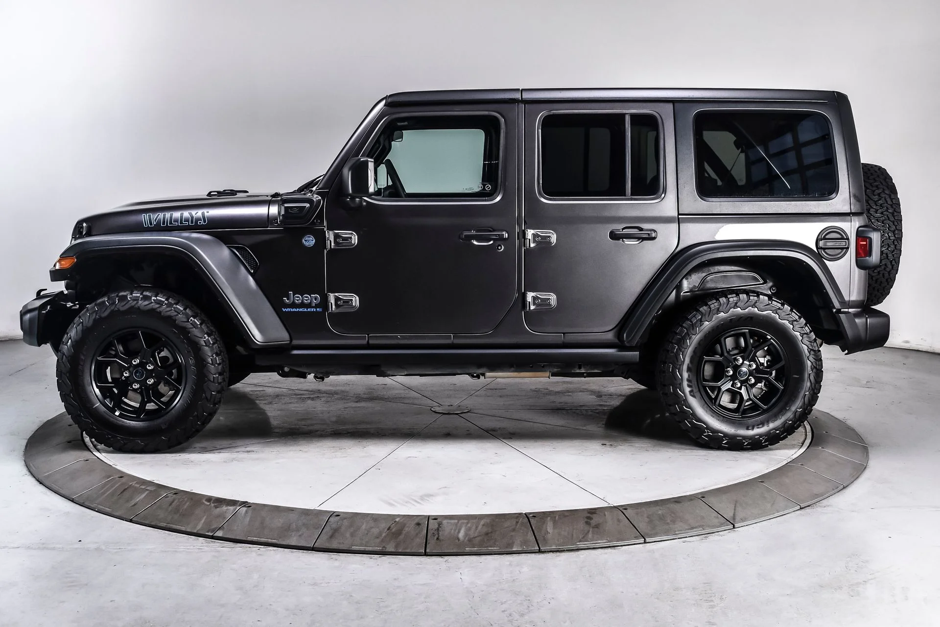 Used 2025 Crystal Metallic Jeep Willys 4xe image 3