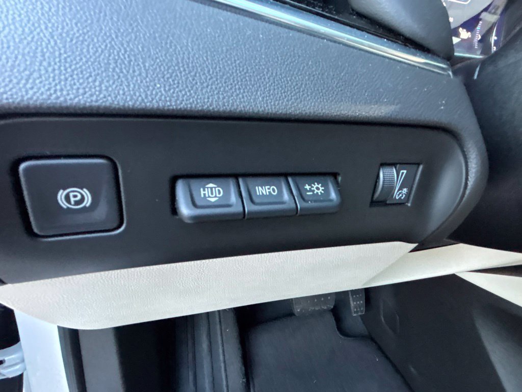 Used 2023 White Buick Avenir image 18
