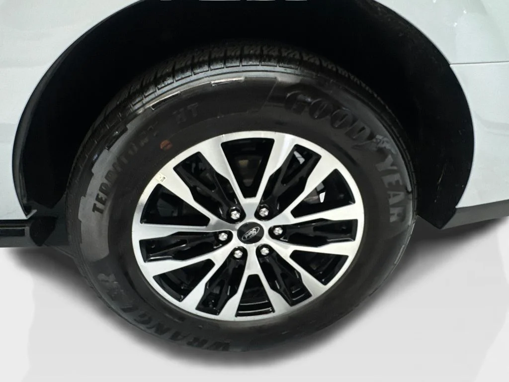 Used 2025 Silver Ford Platinum image 93