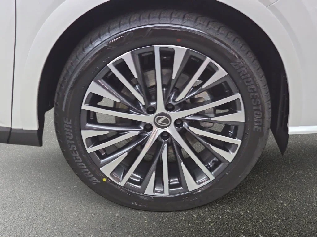 New 2026 Eminent White Pearl Lexus PREMIUM PLUS image 29