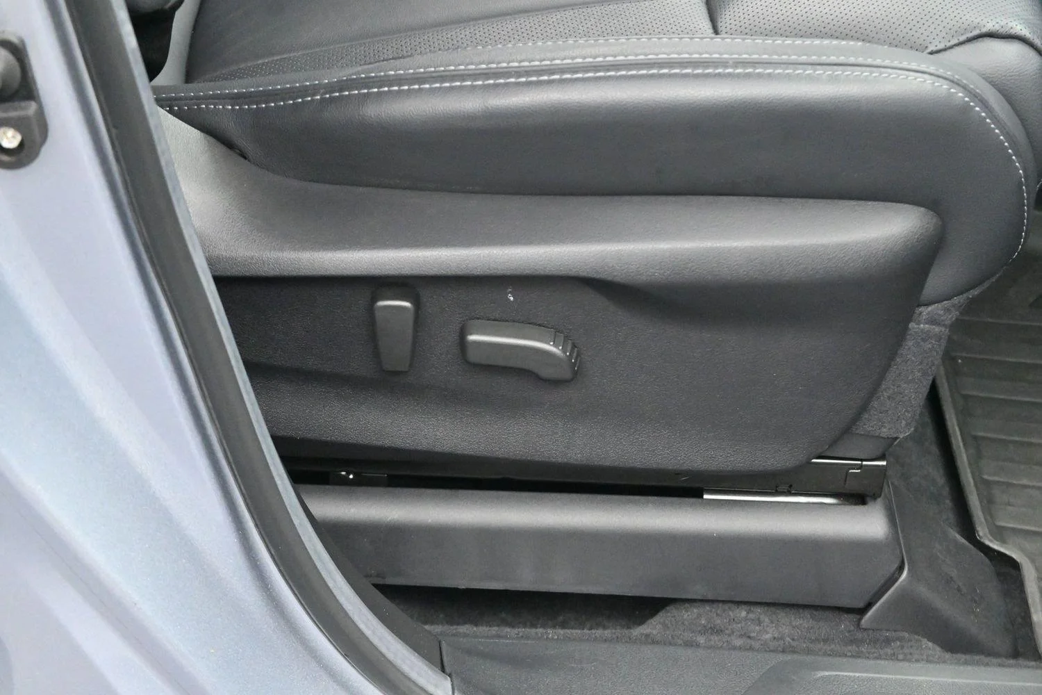 Used 2024 Ice Silver Metallic Subaru Limited image 35