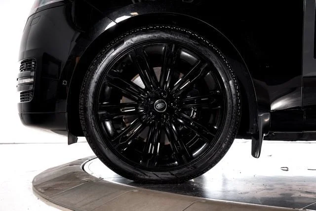 Used 2025 Santorini Black Metallic Land Rover SE image 13