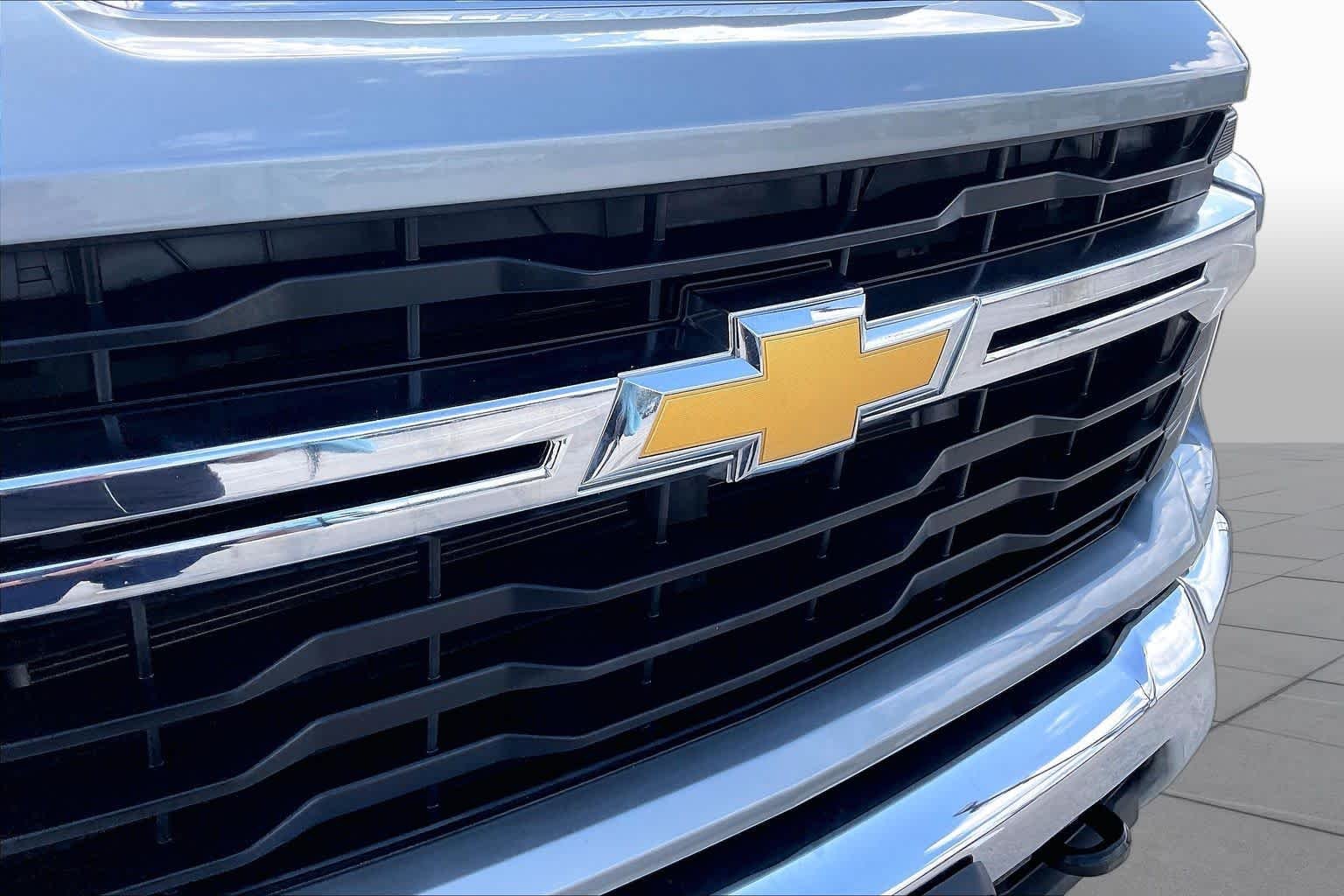 Used 2024 Sterling Gray Metallic Chevrolet LT image 29