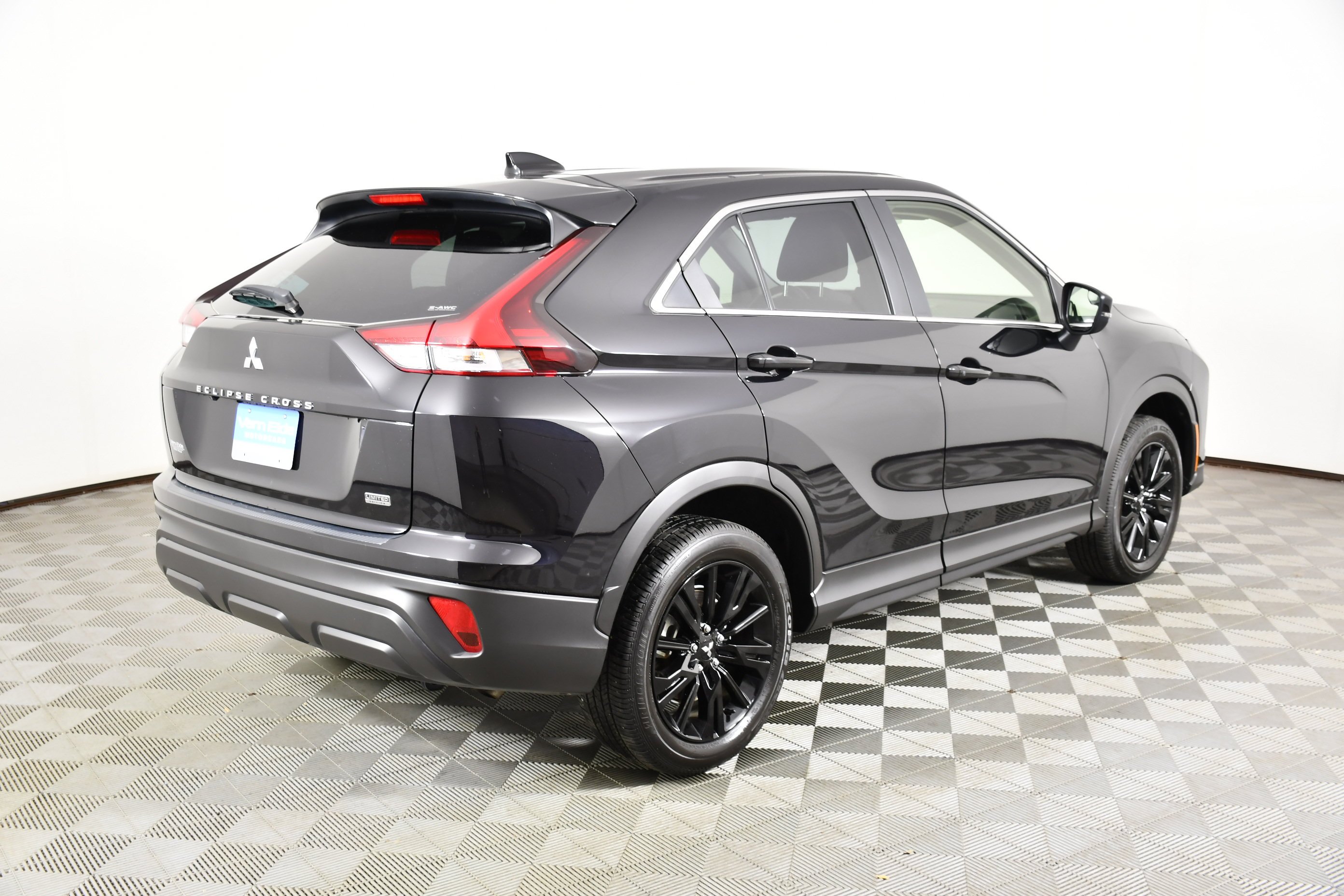 Certified Used 2025 Labrador Black Pearl Mitsubishi LE image 6