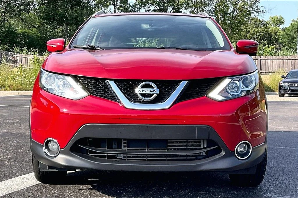 Used 2017 Red Nissan SV image 3