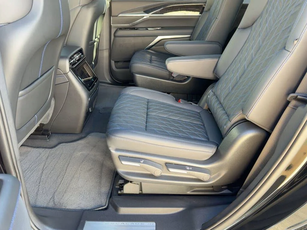 Used 2025 BLACK RAVEN Cadillac Sport 1 image 24