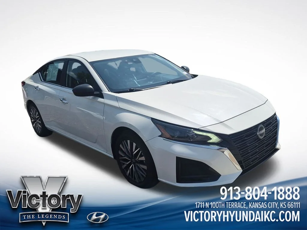 Used 2025 White Nissan 2.5 SV image 7