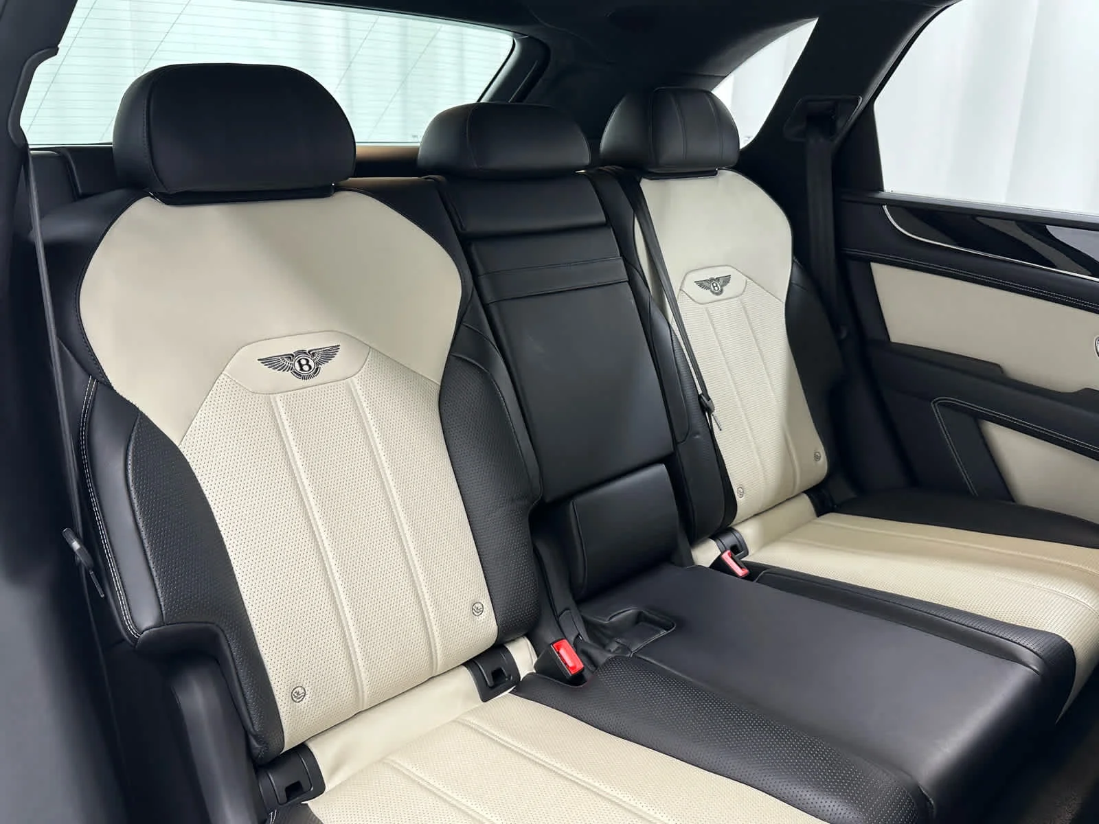 Used 2023 Glacier White Bentley V8 image 22