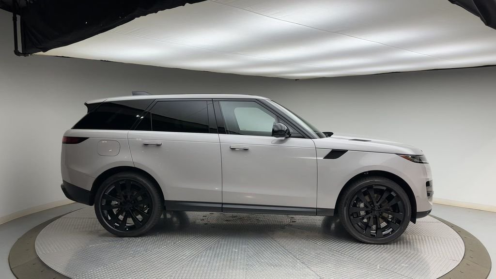 New 2026 Borasco Grey LAND ROVER SE image 9