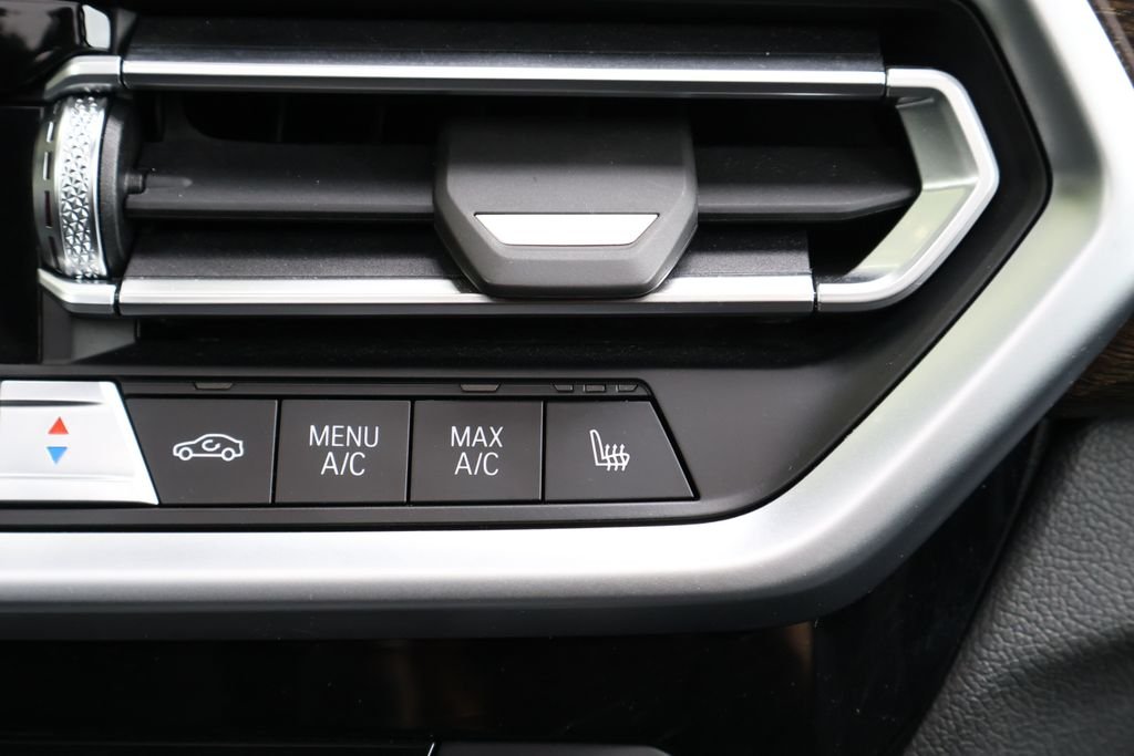 Used 2024  BMW xDrive30i image 19