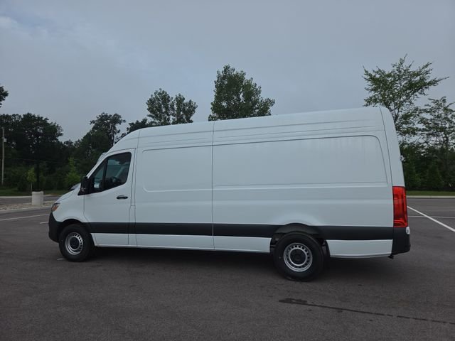 New 2026 Arctic+White Mercedes-Benz Cargo 170 WB image 7