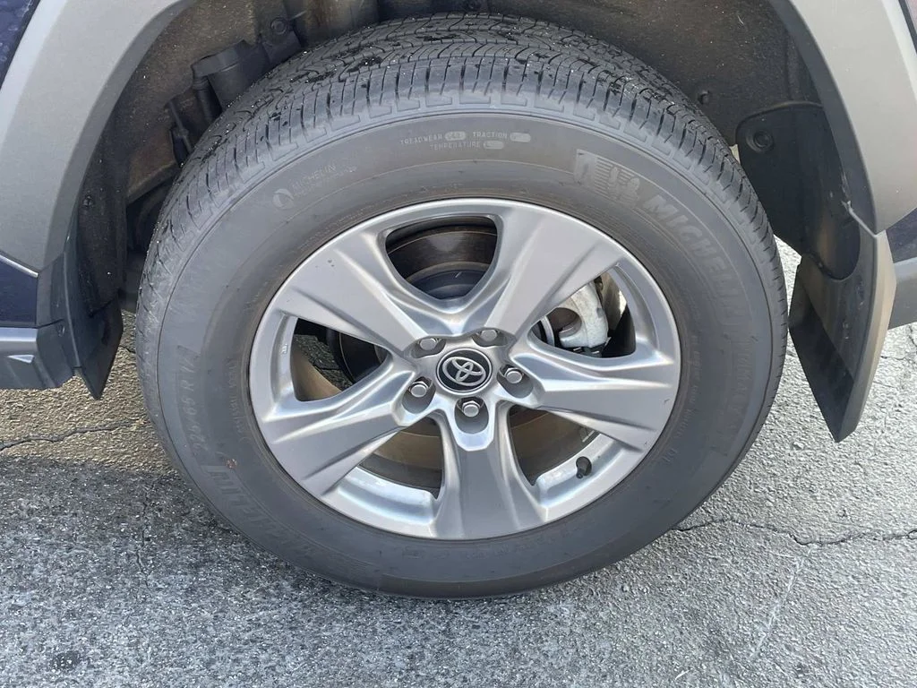 Used 2025  Toyota XLE image 13