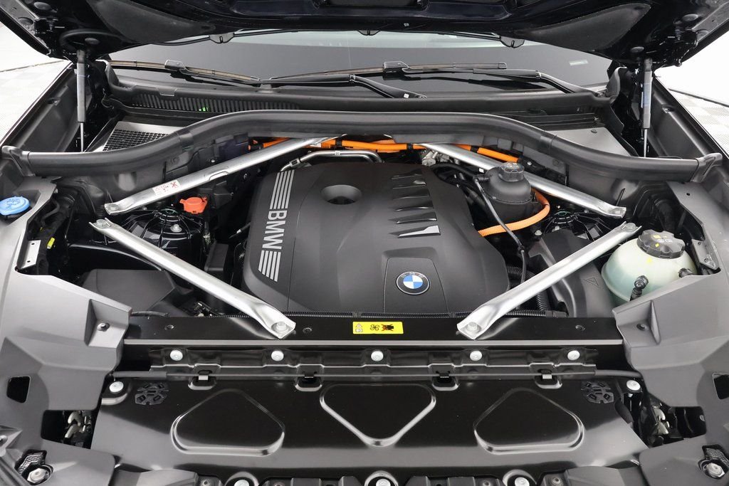 New 2026 Carbon Black Metallic BMW xDrive50e image 9