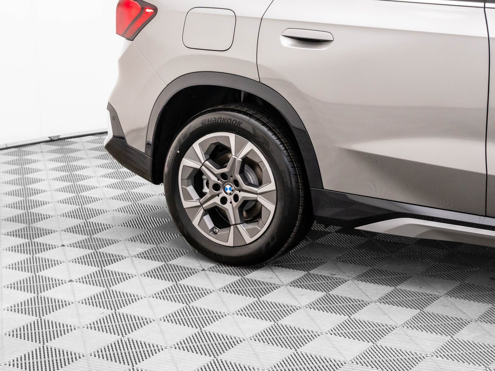 New 2026 Space Silver Metallic BMW xDrive28i image 37