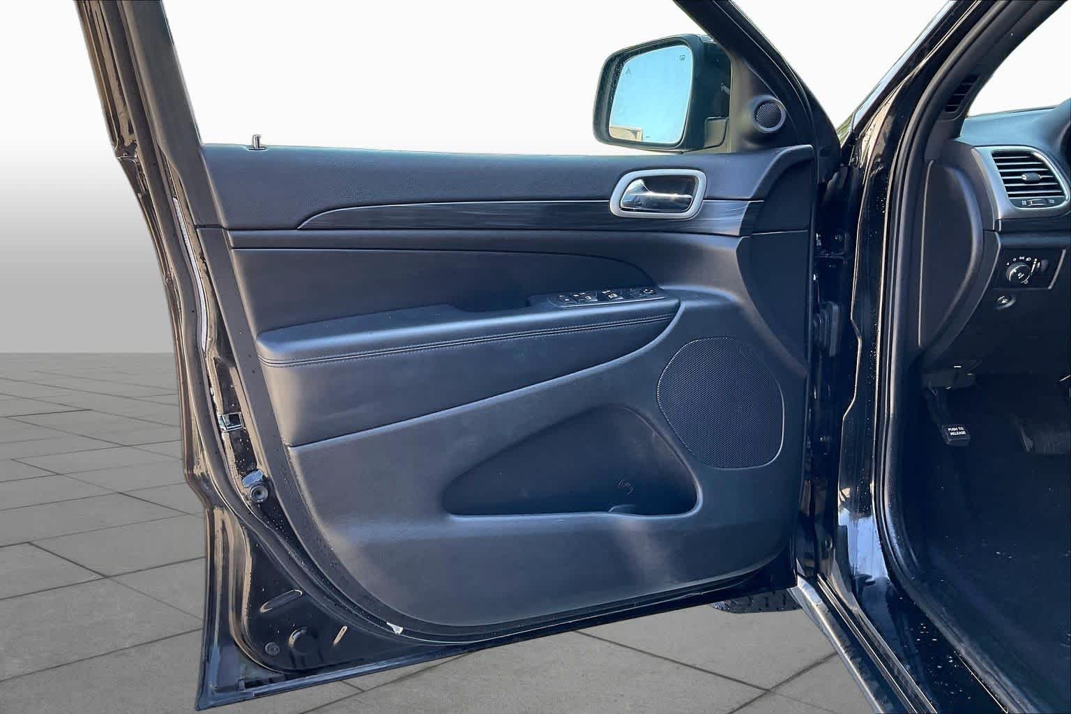 Used 2021 Diamond Black Crystal Pearlcoat Jeep Laredo X image 20