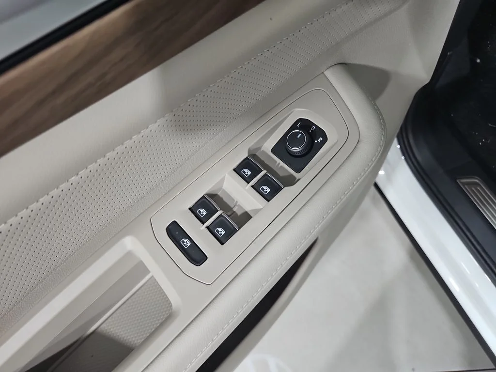 New 2026 White/off-white Volkswagen 2.0T SE w/Technology image 11