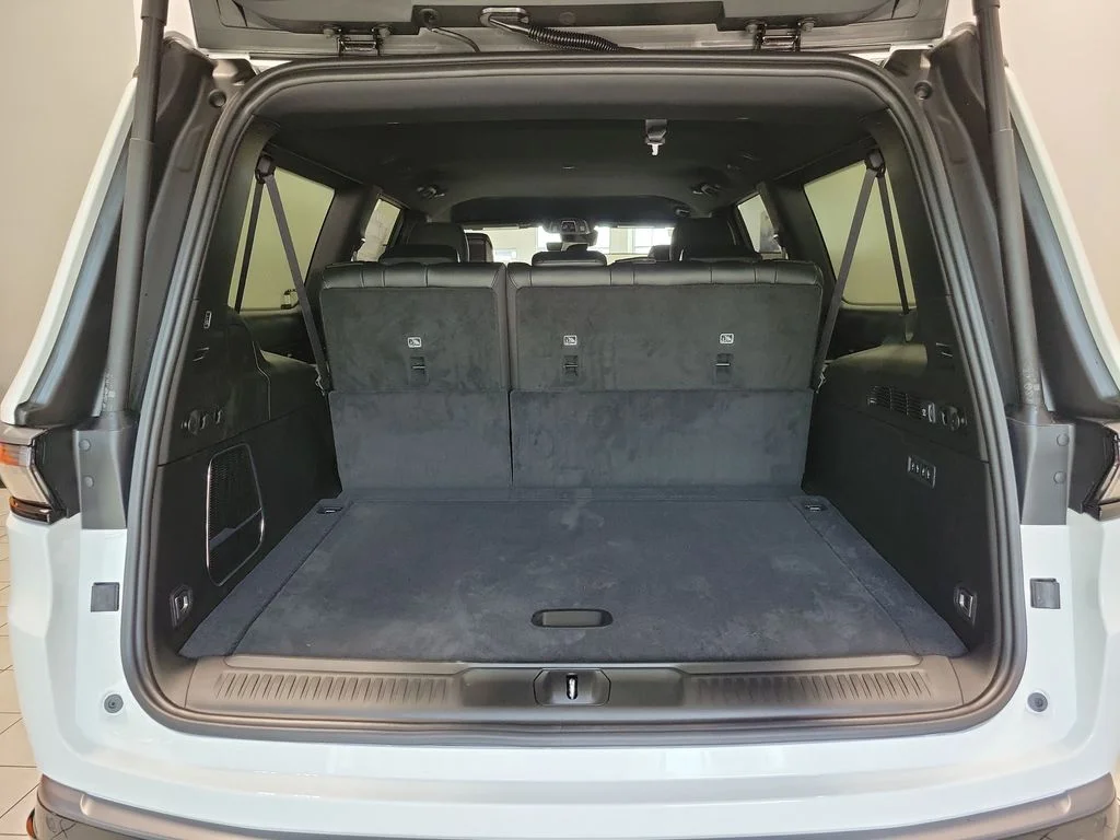 New 2026 Bright White Clear-Coat Exterior Paint Jeep Limited Altitude image 8