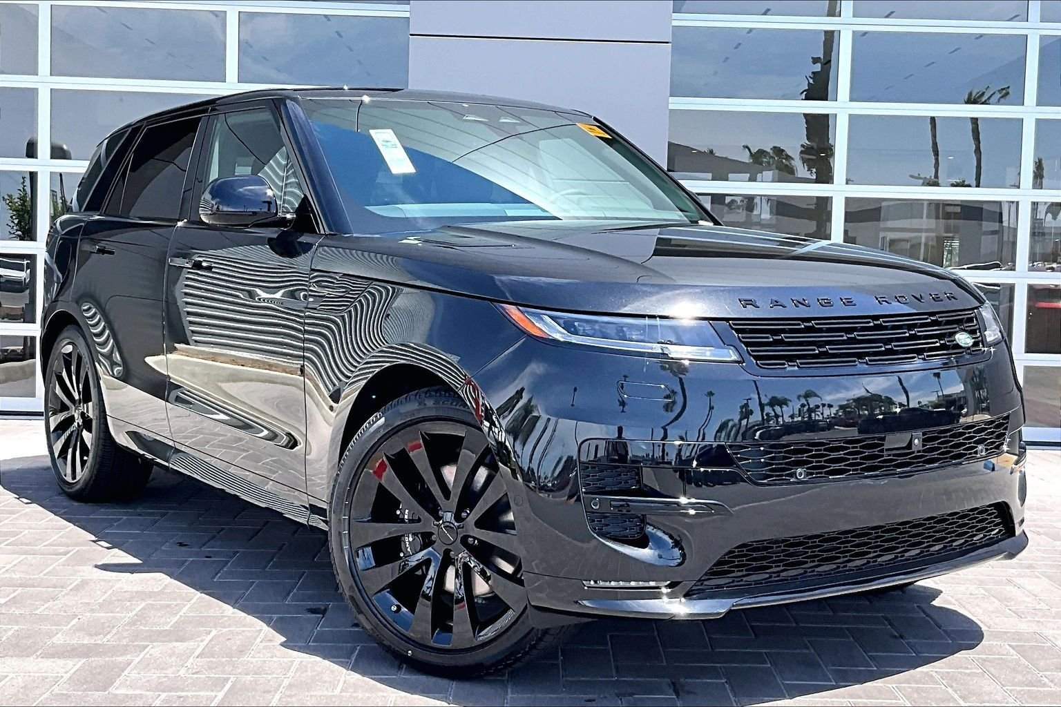 New 2026 Santorini Black Land Rover Dynamic SE image 2