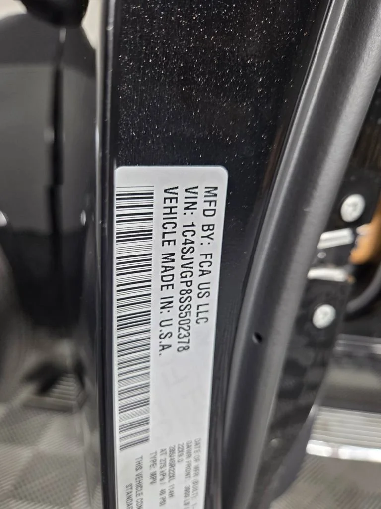 Used 2025 Diamond Black Crystal Pearlcoat Jeep Series III Obsidian image 24
