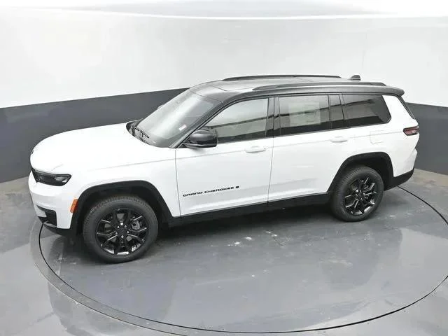 New 2025 Bright White Clear-Coat Exterior Paint Jeep Limited image 38