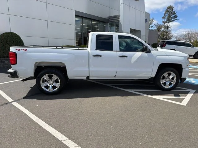 Used 2019 Summit White Chevrolet Silverado Custom image 9