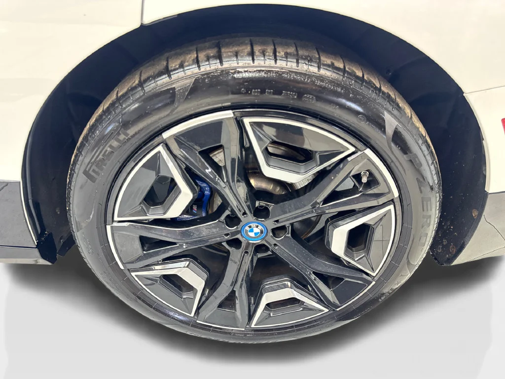 Used 2023 White BMW M60 image 83
