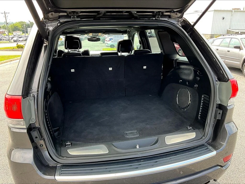 Used 2018 Crystal Metallic Jeep Limited image 7