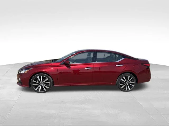 Used 2019 Red Nissan 2.5 Platinum image 6