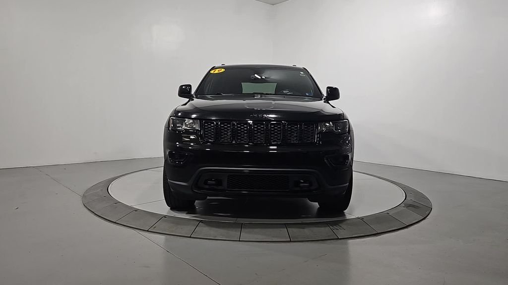 Used 2019 Diamond Black Jeep Laredo image 9