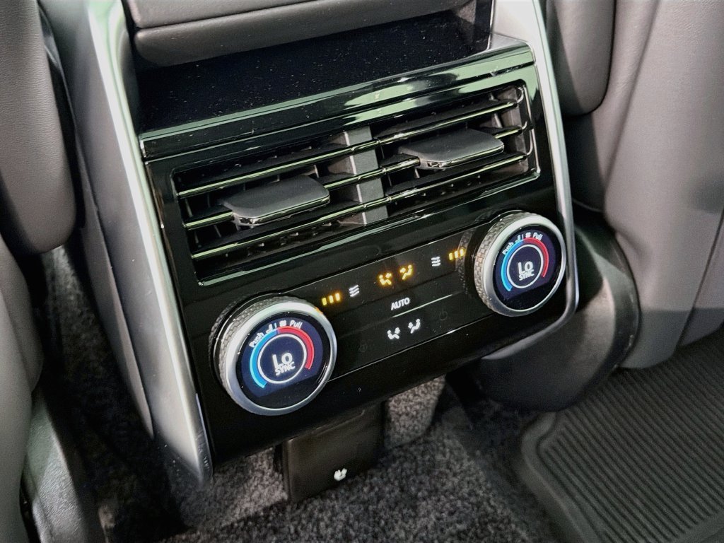 New 2027 Fuji White Land Rover SE image 27
