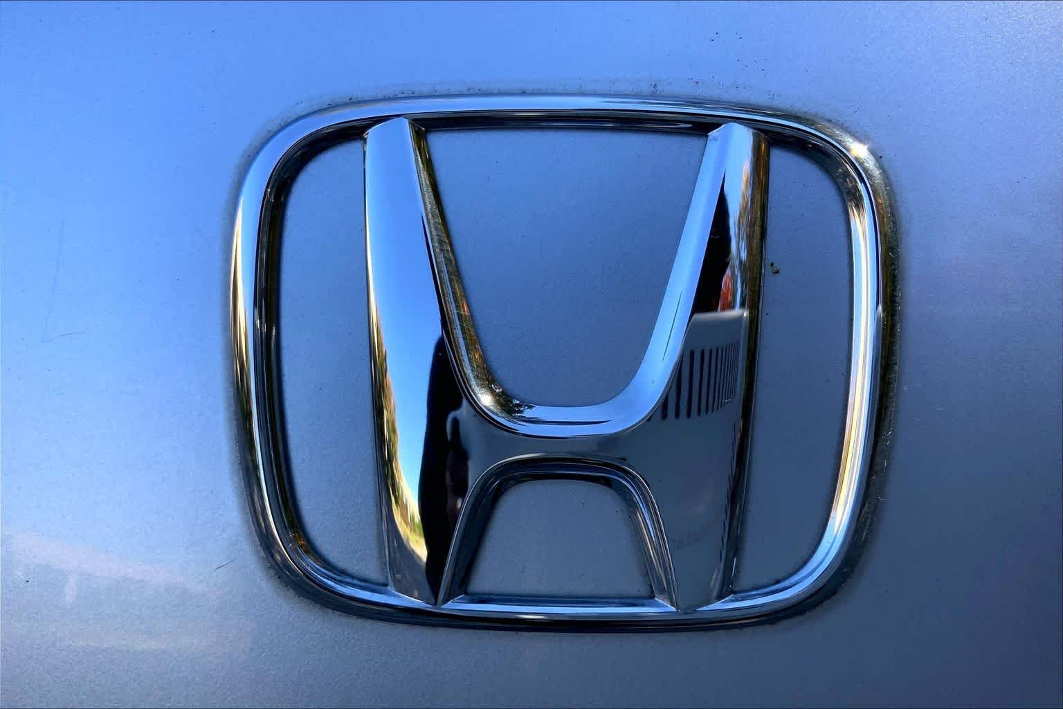 Used 2011 Alabaster Silver Metallic Honda LX-P image 31