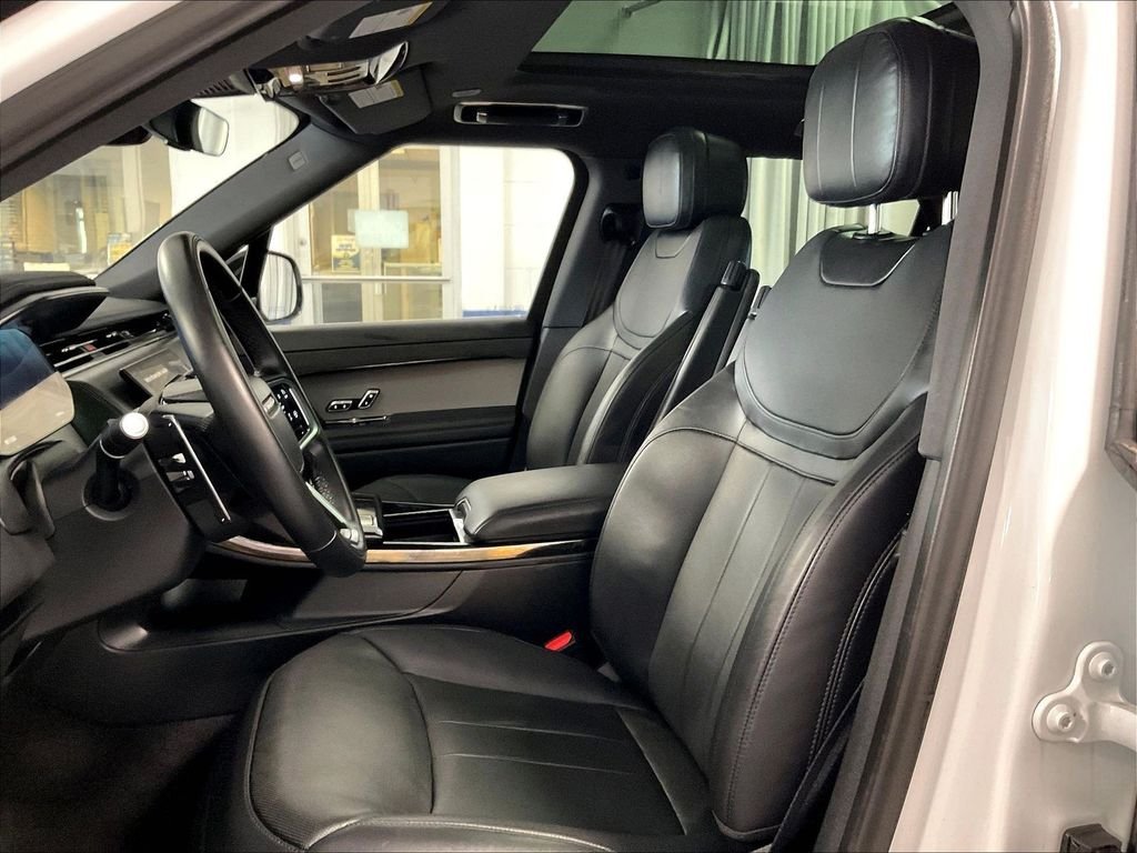 Used 2025 White Land Rover SE image 10