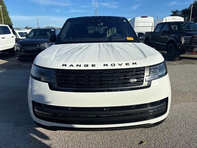 Used 2023  Land Rover SE image 2