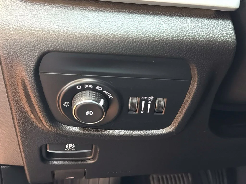 Used 2023 Diamond Black Crystal Pearlcoat Jeep Limited image 25