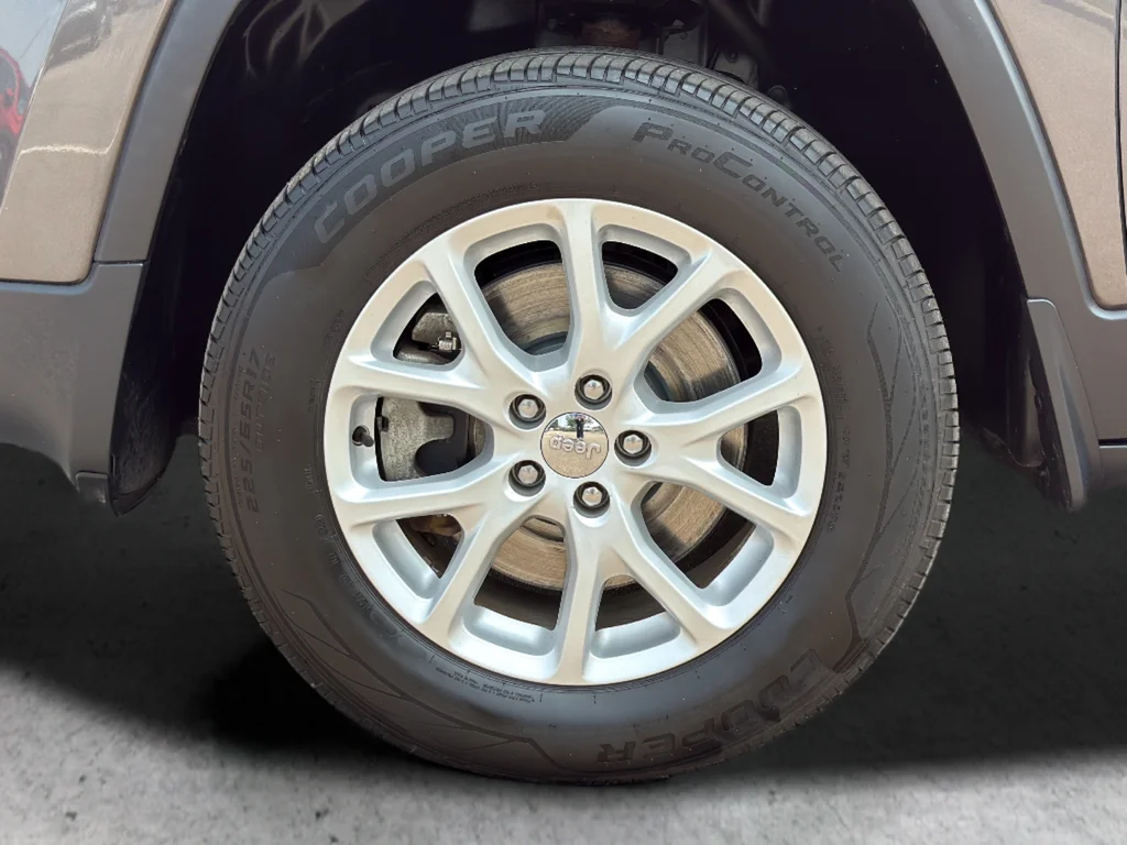 Used 2018 Gray Jeep Latitude Plus image 32