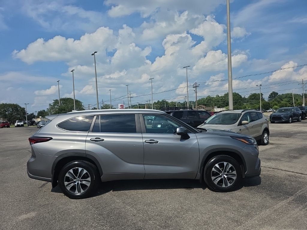 Used 2025  Toyota XLE image 4