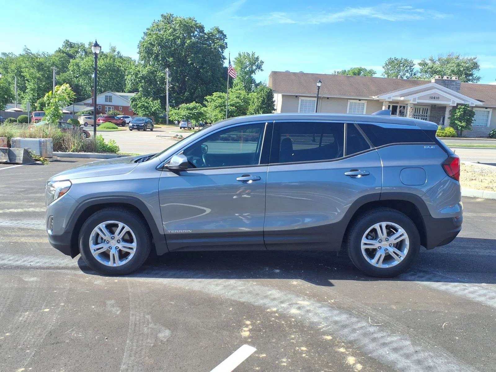 Used 2019 Satin Steel Metallic GMC SLE image 29